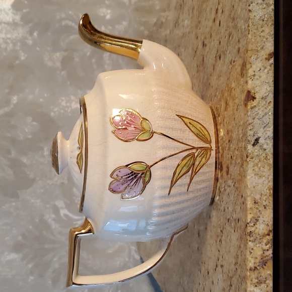 Vintage Queen Anne Arthur Wood floral and gold teapot - Picture 4 of 17